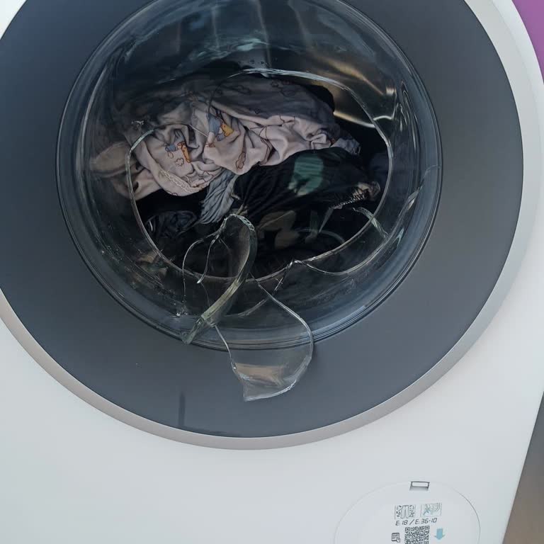 Patlayan Kapak Camı Güvenliği Tehdit Ediyor, Servis Yanıtı Uzuyor