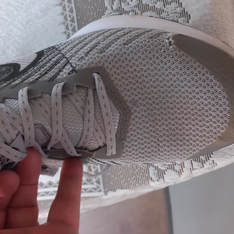FLO Mağazasındaki Nike Run Defy Ayakkabısının Yan Kısımları 6 Ay İçinde Yırtıldı Ve Değişim Talebi