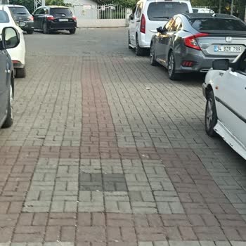 Caddede Acil Araçların Girişi İçin Park Sorunu