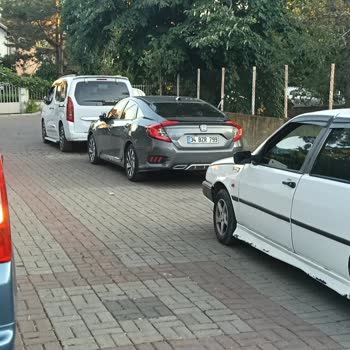 Caddede Acil Araçların Girişi İçin Park Sorunu