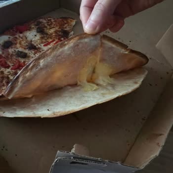 Domino's Pizza’da İncecik Hamur, Görünüşle Uyuşmuyor Ve İade Reddedildi
