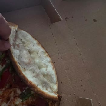 Domino's Pizza’da İncecik Hamur, Görünüşle Uyuşmuyor Ve İade Reddedildi