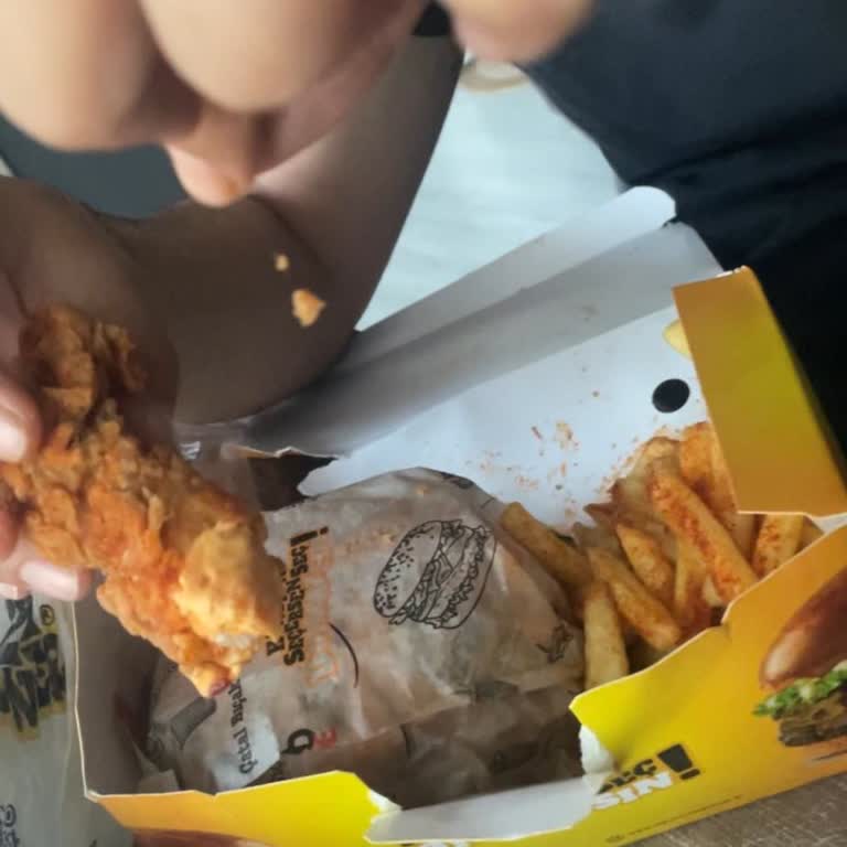 Yemekte Kıl Bulunması Ve Çalışanların Saygısız Davranışı