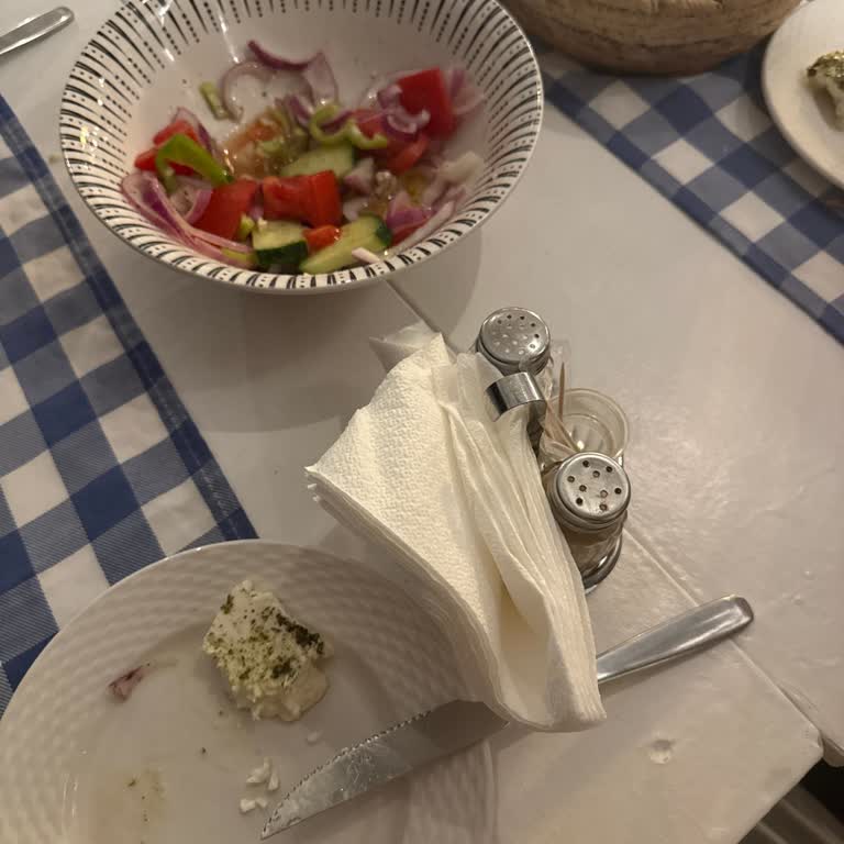 Kalamies Seaside Restaurant Masaya Oturmamıza Rağmen Uzun Süre Kimse İlgilenmedi