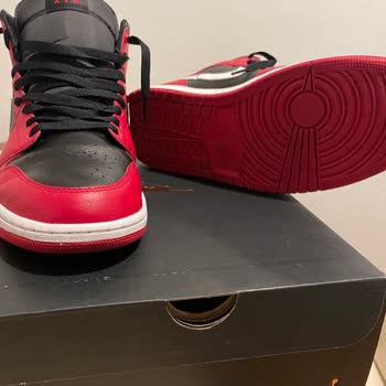 Air Jordan Ayakkabısında Çatlak Ve Deformasyon, Şortta Renk Solması Ve Değişim Talebi