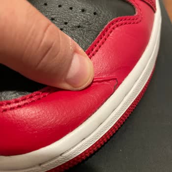 Air Jordan Ayakkabısında Çatlak Ve Deformasyon, Şortta Renk Solması Ve Değişim Talebi