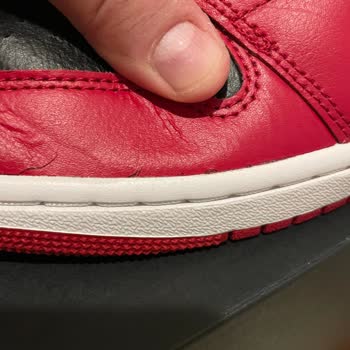 Air Jordan Ayakkabısında Çatlak Ve Deformasyon, Şortta Renk Solması Ve Değişim Talebi