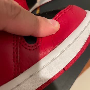 Air Jordan Ayakkabısında Çatlak Ve Deformasyon, Şortta Renk Solması Ve Değişim Talebi