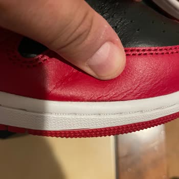 Air Jordan Ayakkabısında Çatlak Ve Deformasyon, Şortta Renk Solması Ve Değişim Talebi