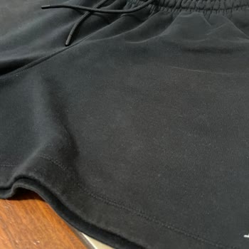 Air Jordan Ayakkabısında Çatlak Ve Deformasyon, Şortta Renk Solması Ve Değişim Talebi