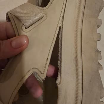 Ugg Sandaletimde Üretim Hatası İddiası Ve Şirketin Bakım Hatası Açıklaması