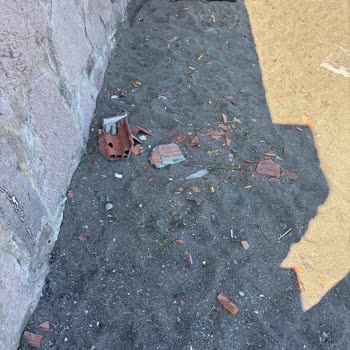 Dikili’deki Sevgi Yolu Halk Plajı Kirli Ve Tehlikeli, Turistleri Ve Yerel Halkı Tehdit Ediyor