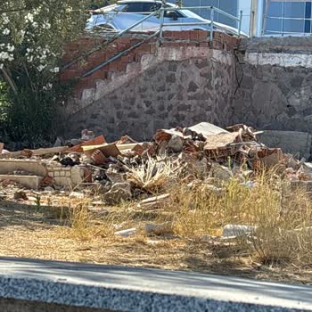 Dikili’deki Sevgi Yolu Halk Plajı Kirli Ve Tehlikeli, Turistleri Ve Yerel Halkı Tehdit Ediyor