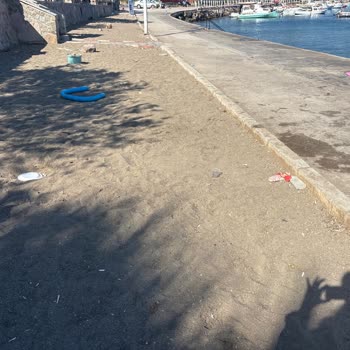 Dikili’deki Sevgi Yolu Halk Plajı Kirli Ve Tehlikeli, Turistleri Ve Yerel Halkı Tehdit Ediyor
