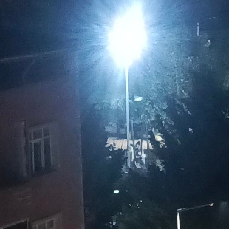 Aydınlatma Direğinin Yanlış Yönü Balkon Konforunu Bozuyor, Belediye Geri Dönüş Yapmıyor