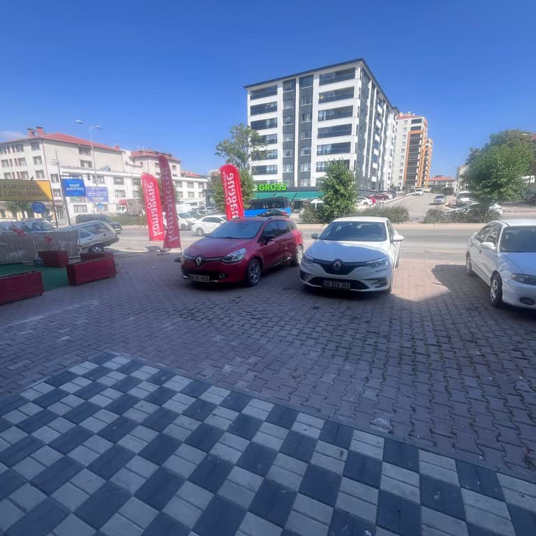 Kapalı Otoparka Park Etmeyen Araçlar Dükkan Önünü İşgal Ediyor