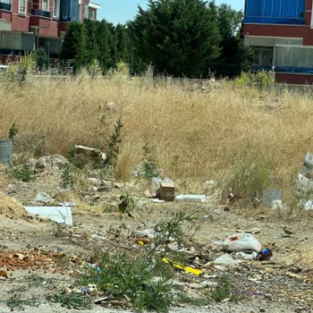 Konteyner Çevresindeki Atıklar Temizlenmiyor Ve Koku İle Sağlık Riski Oluşturuyor