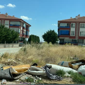 Konteyner Çevresindeki Atıklar Temizlenmiyor Ve Koku İle Sağlık Riski Oluşturuyor