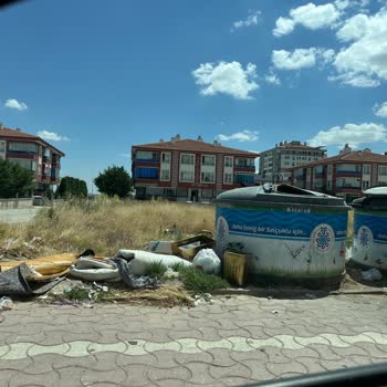 Konteyner Çevresindeki Atıklar Temizlenmiyor Ve Koku İle Sağlık Riski Oluşturuyor