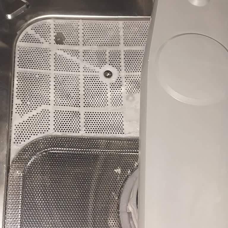 Beko BM3043 Bulaşık Makinesinde Alt Plastik Izgara Delindi, Ücretsiz Değişim Talep Ediliyor