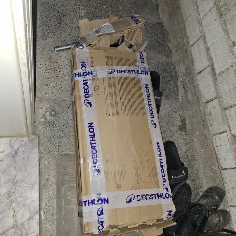 Decathlon’da Yırtılmış Koli Ve Eksik Bar Sıkma Klipsleri