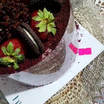 İzmir Karşıyaka Hira Patisserie'de Taze Olmayan Pasta Ve Kurabiyeler İçin İade Talebi