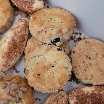 İzmir Karşıyaka Hira Patisserie'de Taze Olmayan Pasta Ve Kurabiyeler İçin İade Talebi