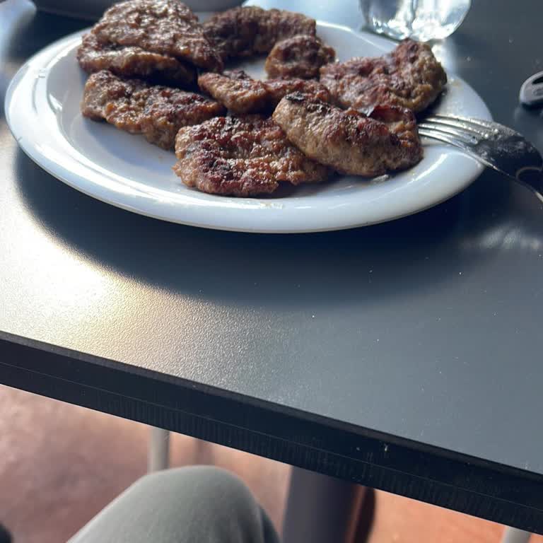 Köftede Sağlık Riski Ve Kötü Koku, Ücret İadesi Talebi