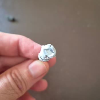 Kalitesiz Malzeme Ve Kırılan Parçalar Sebebiyle Gardırop Montajı Tamamlanamıyor