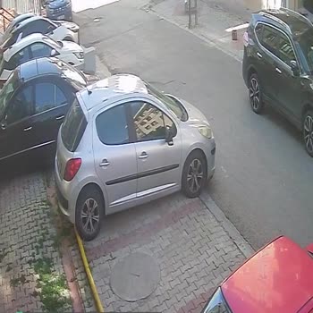 Sancaktepe Belediyesi Yol Bakım Eksikliği Nedeniyle Oluşan Trafik Kazası