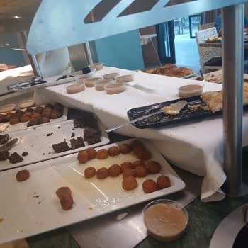 Esen Gardens Hotelde Yetersiz Açık Büfe Ve Çürük Kahvaltı Ürünleri