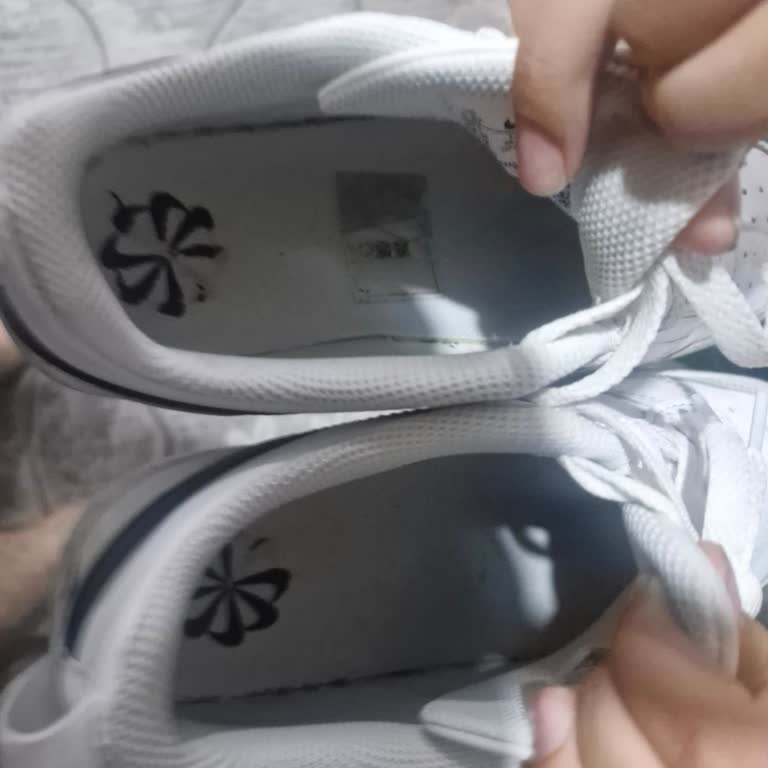 FLO'nun Koku Sorunlu Nike Ayakkabısına Değişim Ve Ücret İadesi Talebi