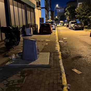Pendik Kurtköy’te Tarım Kredi Çiftçi Market’in Çöp Atma İhmali Sokakları Kirletiyor
