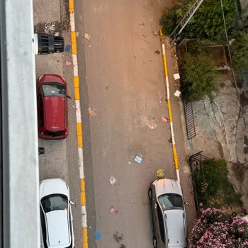 Pendik Kurtköy’te Tarım Kredi Çiftçi Market’in Çöp Atma İhmali Sokakları Kirletiyor