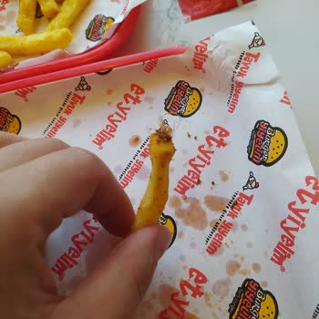 Tavuk Kovasındaki Tüyler Ve Patateslerde Filizler: Hijyen Şikayeti