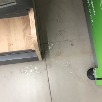 Şişe Otomatı Market İçinde Alkol Kokusu Ve Hijyen Sorunu Yaratıyor