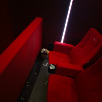 IMAX Salonunda Perde Duvara Kapandı, Görüntü Ve Altyazı Sorunu