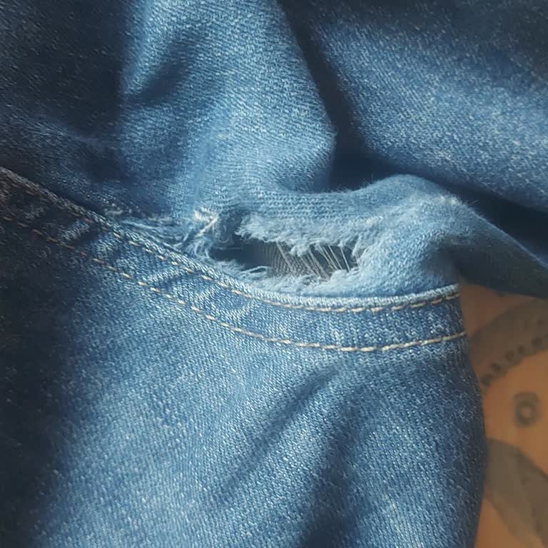 Üretim Hatası Nedeniyle Arka Kısmı Yırtılan Kot Pantolon Değişim Talebi