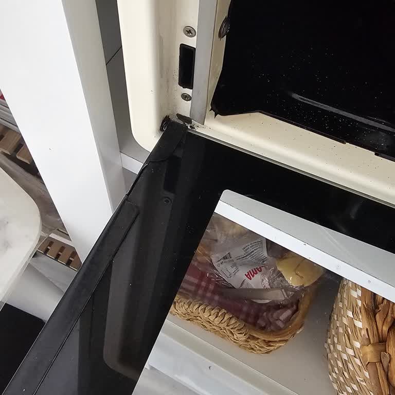 Simfer M4295 Fırının Kapağının Menteşi Kırıldı Ücretsiz Onarım Talebi