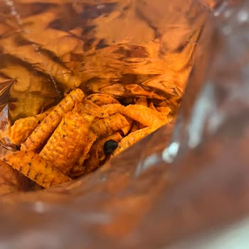Patos Rolls Hot Chili & Lime Cipsinde Hayvan Dışkısına Benzeyen Bir Madde Tespit Edildi
