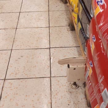 Şok Markette Güvensiz Raf Düzeni Ve Duyarsız Personel Sebebiyle Ayak Yaralanması