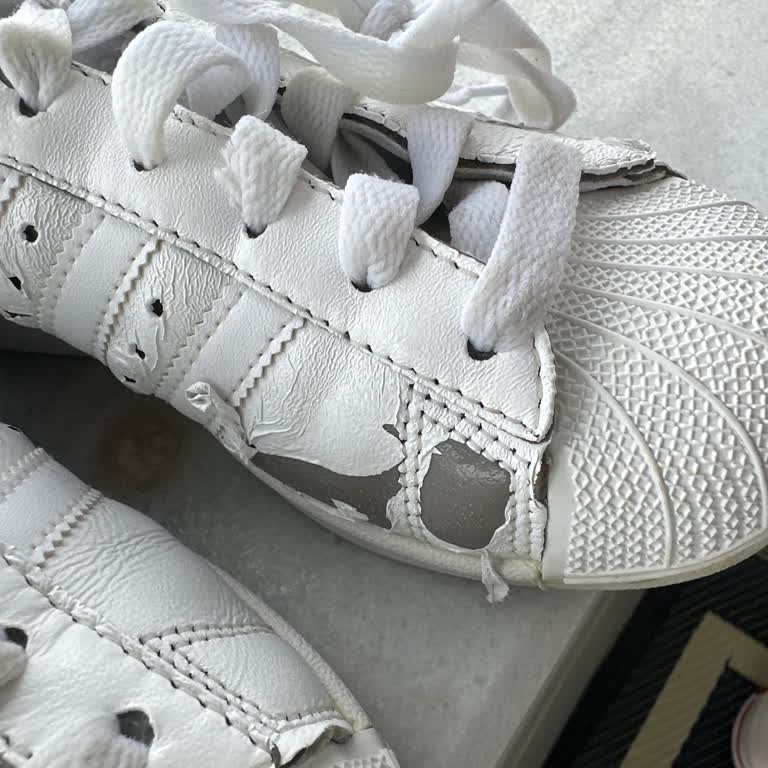 Adidas Superstar Ayakkabısının Deri Kaplaması Hızla Soyuluyor Ve Mağaza Yardımcı Olmadı
