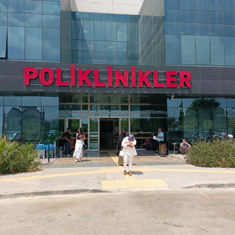 Poliklinik Girişinde Sürekli Sigara Dumanı Hastaları Tehdit Ediyor