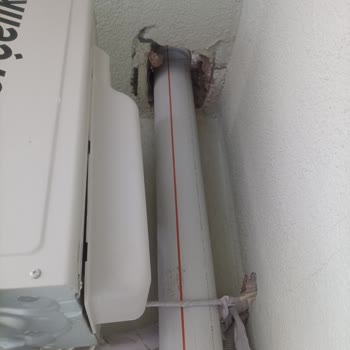 Üst Kat Balkon Gideri Bozuk, Su Evime Dökülüyor Ve Elektrik Çarpma Riski Oluşturuyor