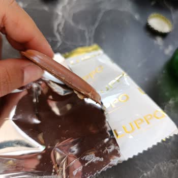 Ambalajda Sandviç Kek Vaat Edilirken Çikolatalı Bisküvi Çıktı
