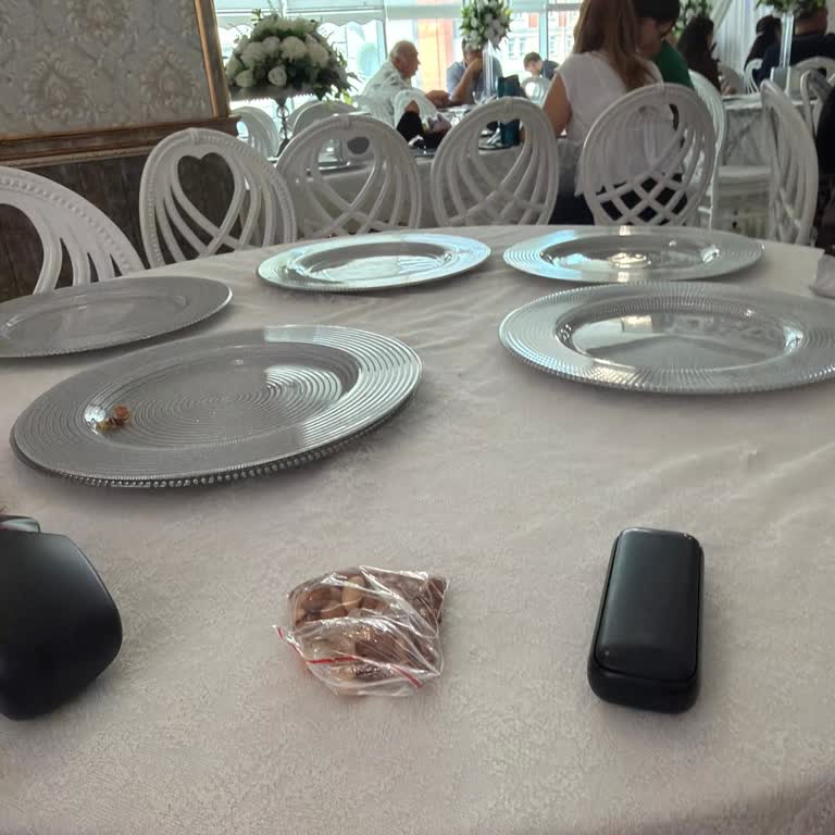 Salon Aşırı Sıcak, Klima Yetersiz Ve Su İkramı Eksik