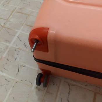 SunExpress Uçuşunda Kırık Valiz Tekerlekleri Ve Sapı, Yardım Yok
