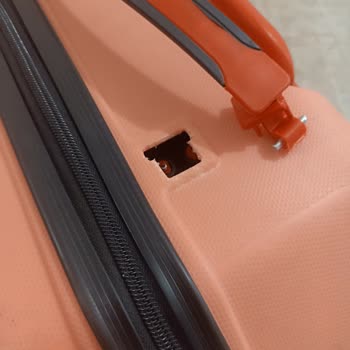 SunExpress Uçuşunda Kırık Valiz Tekerlekleri Ve Sapı, Yardım Yok