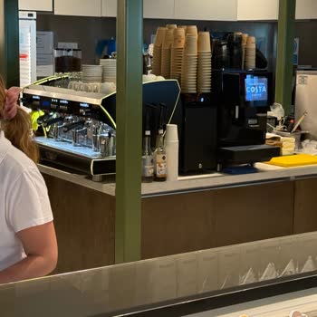 Refresh Cafe Müşteriye Bilgi Verilmeden Hazır Otomatik Makineden Kahve Hazırlanması