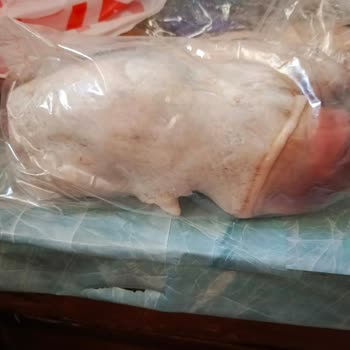Migros Sanal Market'te Et Ürünleri Temizlenmemiş Ve Parçalanmamış, Ekmekler Eziliyor